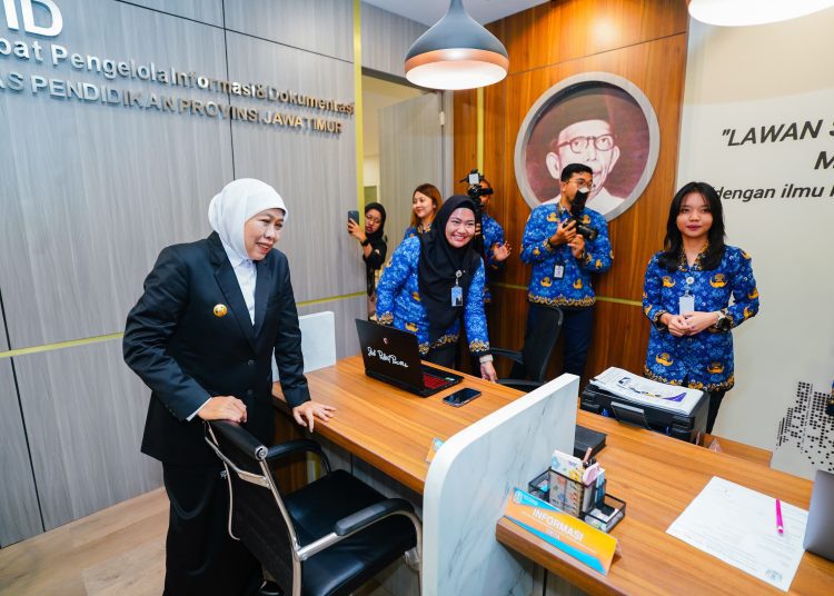 Gubernur Jawa Timur Khofifah Indar Parawansa di sela peluncuran SPMB jenjang SMAN/SMKN berbasis AI di kantor Dinas Pendidikan Jatim.