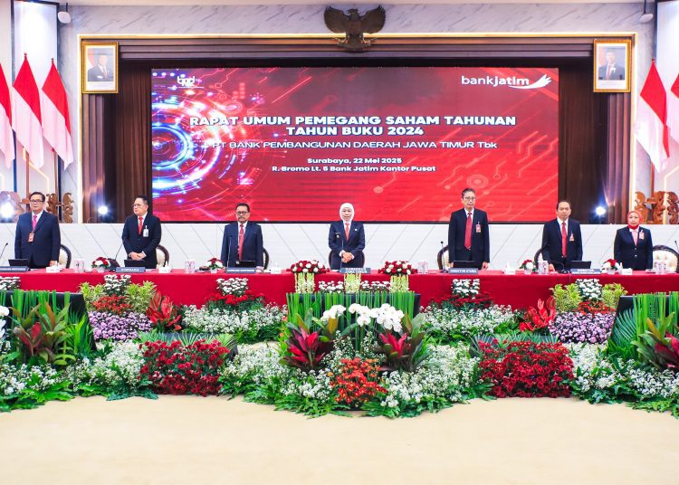 Gubernur Jatim Khofifah Indar Parawansa bersama jajaran pengurus baru PT Bank Pembangunan Daerah (BPD) Jatim Tbk dalam Rapat Umum Pemegang Saham di kantor Bank Jatim pusat.
