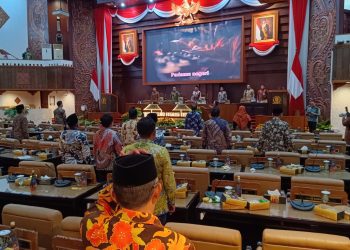 Rapat paripurna di DPRD Jawa Timur dengan agenda jawaban atas pemandangan umum fraksi terhadap dua rancangan raperda yakni Pertanggungjawaban APBD 2024 dan RPJMD Jawa Timur 2025–2029.