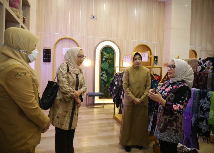 Ketua Dekranasda Kota Surabaya, Rini Indriyani saat meninjau Surabaya Kriya Gallery Siola.