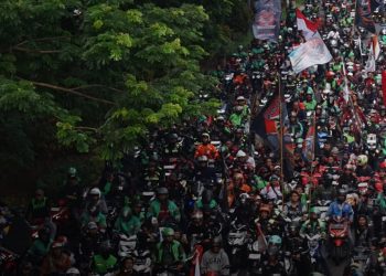 Foto ilustrasi, iring-iringan aksi demonstrasi driver online di Surabaya (net)
