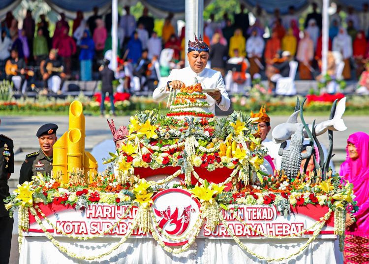 Foto dokumentasi pemotongan tumpeng oleh Wali Kota Surabaya Eri Cahyadi pada resepsi Hari Jadi Kota Surabaya ke-731. Pada tahun ini, perayaan HJKS disemarakkan dengan sejumlah kegiatan, misalnya Festival Rujak Uleg dan Surabaya Shopping Festival.
