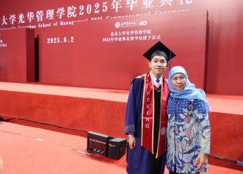 Gubernur Jawa Timur Khofifah Indar Parawansa bersama putra keduanya Jalaluddin Mannagalli di Peking University