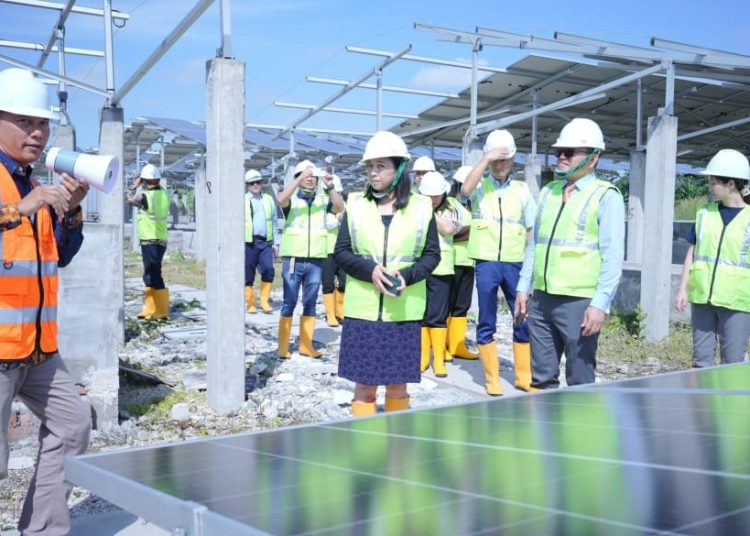 Delegasi ASEAN ketika berkunjung ke lokasi fasilitas laboratorium REIDI di ITS untuk melihat konsep kerjanya