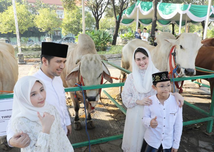 Emil Elestianto Dardak bersama keluarga usai salat Idul Adha 10 Dzulhijjah 1446 Hijriah di Masjid Nasional Al-Akbar Surabaya.