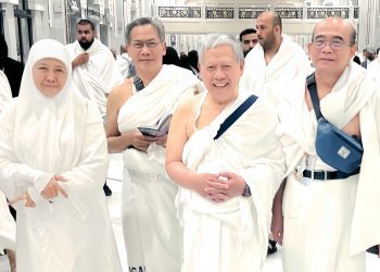 Gubernur Jawa Timur Khofifah Indar Parawansa bersama jamaah haji lainnya.