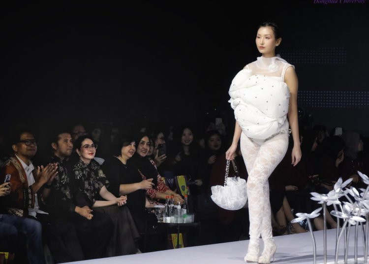 Ajang Fashionology 2025 di New Life Ballroom, Ciputra World Mall Surabaya.