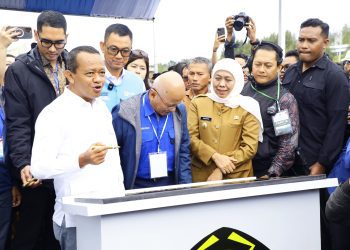 Gubernur Jawa Timur Khofifah Indar Parawansa mendampingi Menteri Energi dan Sumber Daya Mineral (ESDM) RI Bahlil Lahadalia mengikuti peresmian tersebut dari Kabupaten Bondowoso.