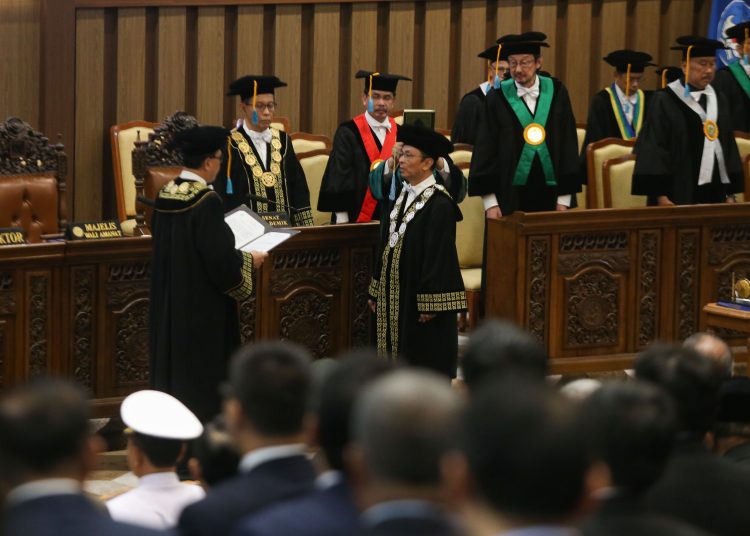 Prosesi pelantikan Rektor Universitas Airlangga (Unair) Surabaya terpilih periode 2025-2039, Prof. Dr. Muhammad Madyan, S.E, M.Si., M.Fin, di Aula Garuda Mukti Lantai 5 Kantor Manajemen Unair.