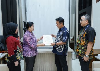 Penyerahan sertifikat surat pencatatan ciptaan di bidang ilmu pengetahuan, seni, dan sastra tentang Identitas visual Kota Pahlawan berjudul "Surabaya City of Heroes"