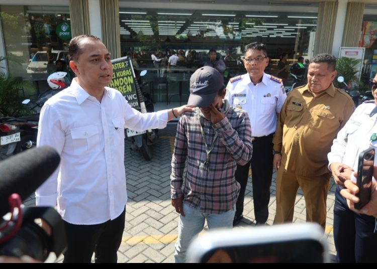 Wali Kota Surabaya Eri Cahyadi memimpin operasi penertiban juru parkir liar di toko modern.