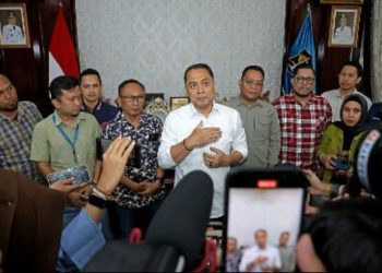 Wali Kota Surabaya Eri Cahyadi bersama para pemilik atau pengelola toko modern di Kota Pahlawan.