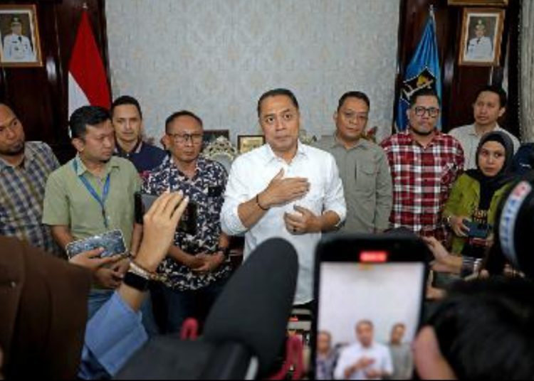 Wali Kota Surabaya Eri Cahyadi bersama para pemilik atau pengelola toko modern di Kota Pahlawan.