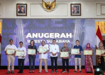 Para pengusaha penerima Anugerah Investa Surabaya 2024 di lobby lantai 2 Balai Kota Surabaya.