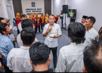 Wali Kota Surabaya Eri Cahyadi saat berbagi kisah inspirasi dalam kelas parenting "Ayah Hebat Surabaya" bertema "Ayah Terlibat, Keluarga Kuat, Surabaya Hebat", di Gedung Serba Guna Ambengan Batu, RW 4 Kelurahan Tambaksari Kecamatan Tambaksari.
