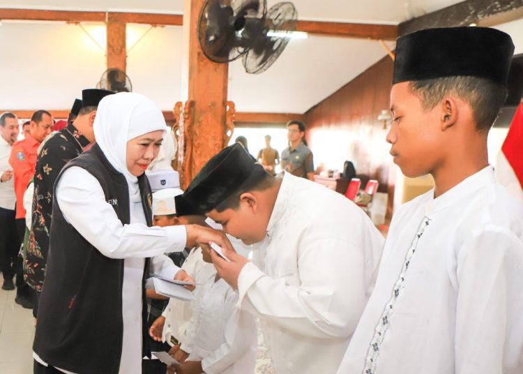 Gubernur Jawa Timur Khofifah Indar Parawansa menyalurkan bantuan kepada masyarakat di Kabupaten Probolinggo.