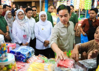 Wakil Presiden Gibran Rakabuming meninjau bahan pokok di Pasar Rogojampi, Kabupaten Banyuwangi.