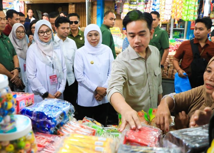 Wakil Presiden Gibran Rakabuming meninjau bahan pokok di Pasar Rogojampi, Kabupaten Banyuwangi.