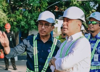 Direktur Utama PAM Surya Sembada, Arief Wisnu Cahyono (kiri) dalam salah satu kegiatan di Perumda Air Minum Surya Sembada Surabaya.