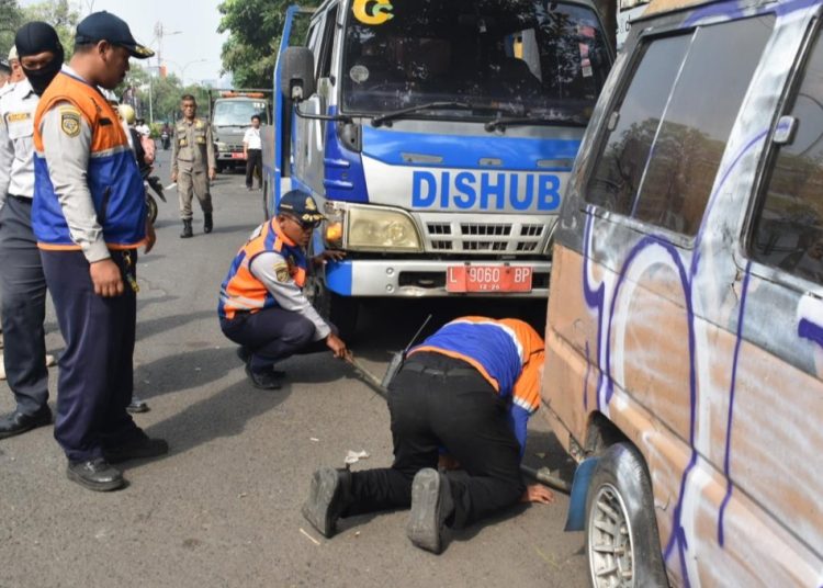 Penertiban kendaraan yang parkir di sepanjang Jalan Kedungdoro, Surabaya.