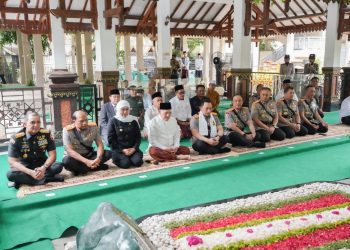 Ziarah ke makam Presiden RI ke 4 KH. Abdurrahman Wahid (Gus Dur) di Ponpes Tebu Ireng Jombang.