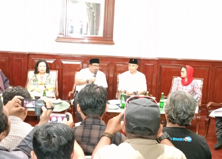 Konferensi pers jelang teater tablo Imam Al-Bukhori dan Soekarno di Hotel Majapahit Surabaya.
