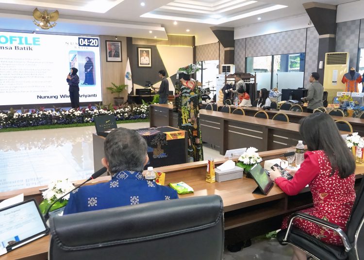 Arumi Bachsin pada final lomba Usaha Kecil dan Menengah (UKM) Berprestasi tahun 2025 di kantor Dinas Koperasi dan UKM Jawa Timur.