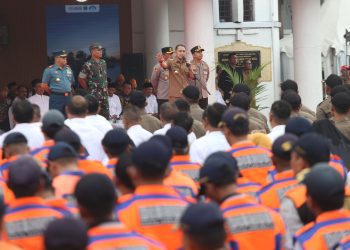 Wali Kota Surabaya Eri Cahyadi memimpin apel terkait tentang parkir di toko modern di halaman Balai Kota Surabaya. Apel gabungan diikuti jajaran dari Polrestabes Surabaya, Polres Pelabuhan Tanjung Perak, Kodim 0830/Surabaya, Lantamal V Surabaya, serta sejumlah organisasi masyarakat di Kota Pahlawan.