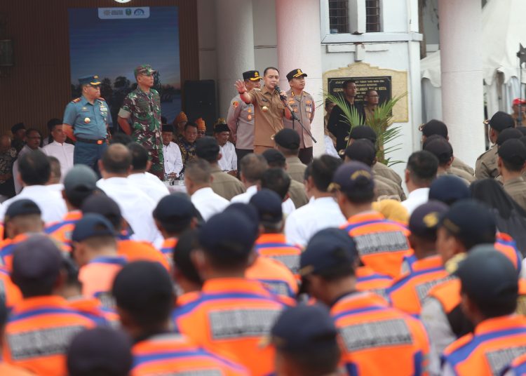 Wali Kota Surabaya Eri Cahyadi memimpin apel terkait tentang parkir di toko modern di halaman Balai Kota Surabaya. Apel gabungan diikuti jajaran dari Polrestabes Surabaya, Polres Pelabuhan Tanjung Perak, Kodim 0830/Surabaya, Lantamal V Surabaya, serta sejumlah organisasi masyarakat di Kota Pahlawan.