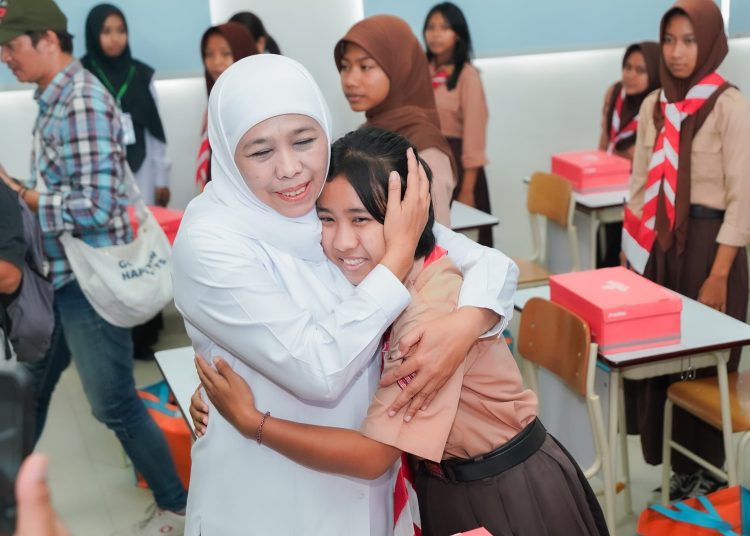 Gubernur Jatim Khofifah Indar Parawansa memeluk siswi Sekolah Rakyat (SR) jenjang SMA yang bertempat di Balai Pengembangan Kompetensi Aparatur Sipil Negara di Kecamatan Tarokan, Kabupaten Kediri.