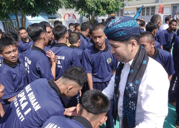 Wakil Gubernur Jawa Timur Emil Elestianto Dardak di sela menyerahkan Surat Keputusan (SK) Pengurangan Masa Pidana (PMP) secara simbolis kepada anak binaan Lembaga Pembinaan Khusus Anak (LPKA) Kelas I Blitar.