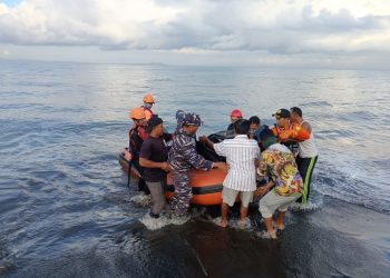 Evakuasi korban KMP Tunu Pratama Jaya. Ada dua jenazah ditemukan di lokasi yang berbeda.