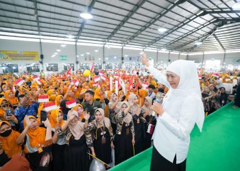 Gubernur Jatim Khofifah Indar Parawansa menyapa buruh di MPS Dander, Desa Ngumpakdalem, Dander, Bojonegoro.