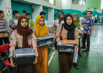 Beberapa siswa penerima program perlengkapan sekolah gratis.