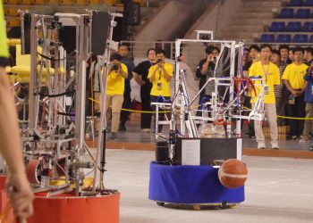 Kuroko, robot Tim RIVERA ITS (biru) saat mendribel bola basket di daerah serangan dalam babak final KRAI 2025 melawan Tim EIRA PENS (merah)