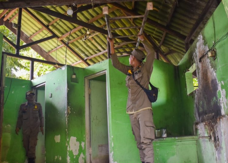 Penertiban toilet umum atau ponten di Taman Lumumba, Ngagel, Surabaya.