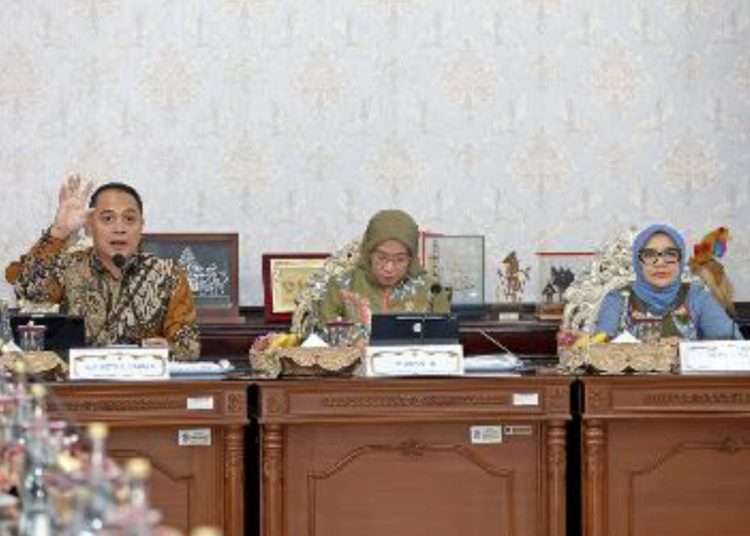Wali Kota Surabaya Eri Cahyadi memaparkan berbagai capaian pembangunan dan inovasi pelayanan publik Kota Surabaya di hadapan Menteri Pendayagunaan Aparatur Negara dan Reformasi Birokrasi Rini Widyantini.