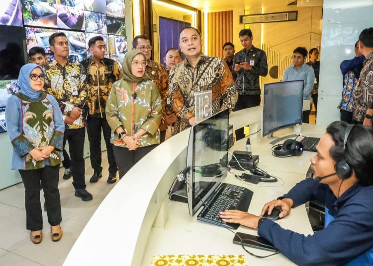 Menteri Pendayagunaan Aparatur Negara dan Reformasi Birokrasi (MenPAN-RB) Republik Indonesia, Rini Widyantini, melakukan kunjungan kerja ke Mal Pelayanan Publik Surabaya.