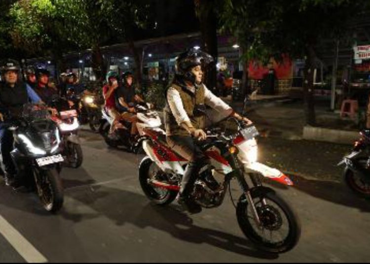 Wali Kota Surabaya Eri Cahyadi memimpin menerapkan pembatasan jam malam bagi anak di bawah usia 18 tahun.