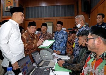 Pemkot Surabaya menggelar Ikrar Wakaf Massal di Graha Sawunggaling,.