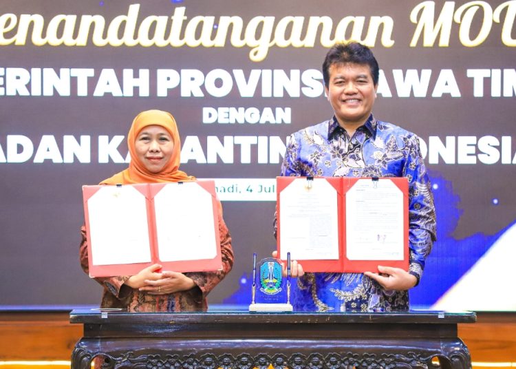 Penandatanganan MoU dengan Kepala Badan Karantina Indonesia Dr. Sahat Manaor Panggabean tentang pentingnya Penyelenggaraan Perkarantinaan Hewan, Ikan, dan Tumbuhan dalam instalasi karantina terpadu di Gedung Negara Grahadi.