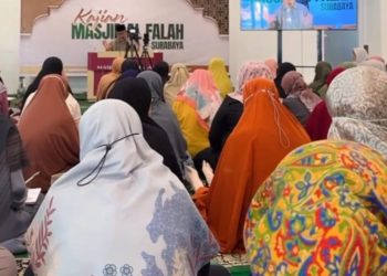 Kajian di Masjid Al Falah Surabaya yang menghadirkan Ustadz Drs. H. Nadhi Ihsan  mengangkat tema “Makna Ar-Rahmānu ‘Alā al-‘Arsyi Istawā”