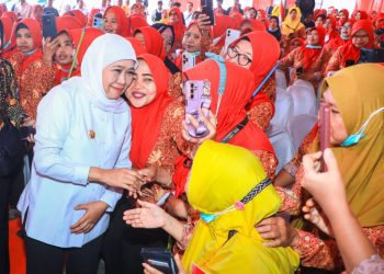 Gubernur Jatim Khofifah Indar Parawansa saat menyalurkan BLT Dana Bagi Hasil Cukai Hasil yembakau untuk 4.207 buruh pabrik hasil tembakau di Surabaya.