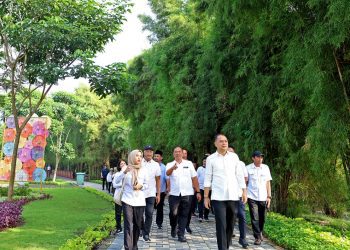 Wali Kota Surabaya Eri Cahyadi saat inspeksi mendadak ke Taman Harmoni di Keputih,