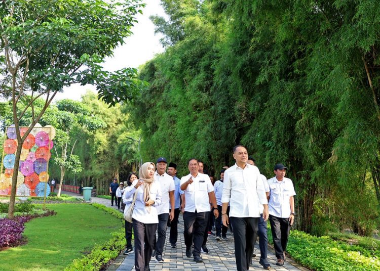 Wali Kota Surabaya Eri Cahyadi saat inspeksi mendadak ke Taman Harmoni di Keputih,