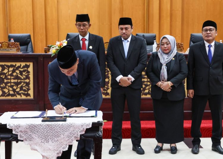 Penandatangan Rencana Pembangunan Jangka Menengah Daerah (RPJMD) Kota Surabaya Tahun 2025-2029 di DPRD Surabaya.