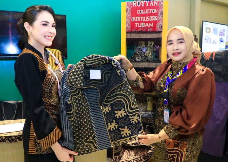 Arumi Bachsin saat mengunjungi booth Dekranasda Jatim di Dekranas Expo 2025 yang d gelar di Balikpapan Sport and Convention Center
Dome, Kalimantan Timur.