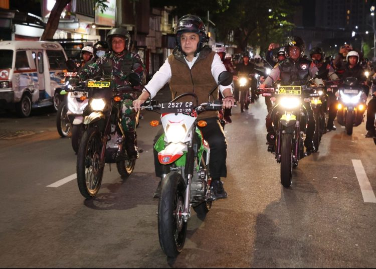 Wali Kota Surabaya Eri Cahyadi saat memimpin razia jam malam untuk anak.