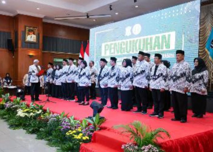 Pengukuhan pengurus Persatuan Guru Republik Indonesia Kota Surabaya masa bakti 2025-2030 di Graha Sawunggaling.