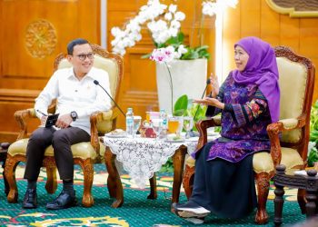 Gubernur Jatim Khofifah Indar Parawansa bersama Menteri Perlindungan Pekerja Migran Indonesia (P2MI) Abdul Kadir Karding.